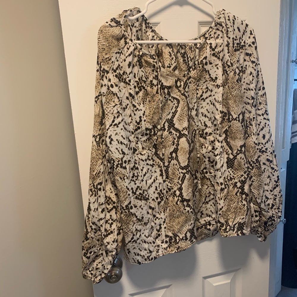 Cute dressy top! Never worn! 🤍🤎🤍🤎